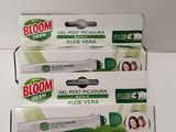 trois tubes de dentifrice posés les uns sur les autres sur une table