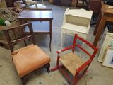two chairs and a table in the middle of a room