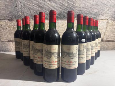 plusieurs bouteilles de vin sont alignées sur une table