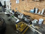 une photo d'un garage avec de nombreux outils posés sur la table