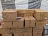 une pile de cartons posée sur une palette, à côté d'une autre pile de cartons