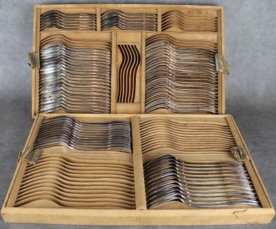une boîte en bois remplie de nombreuses fourchettes et cuillères
