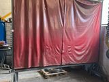 un drap rouge recouvrant une pièce avec une piscine bleue