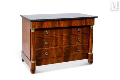 une image d'une commode avec un plateau en marbre