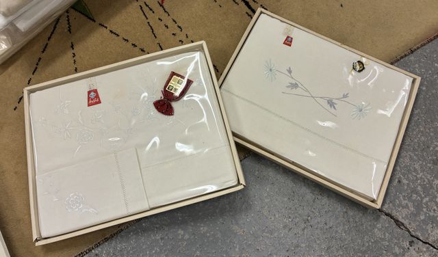 2 parures de draps brodés en boites