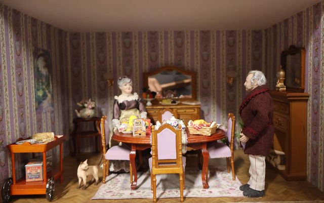 Diorama. Composition miniature, dans une vitrine en bois, vitre e...