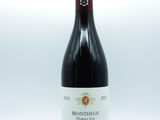 une bouteille de vin posée sur une table blanche
