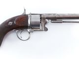un vieux revolver avec un manche en bois sur fond blanc