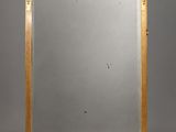 un grand miroir à cadre doré au motif ouvragé