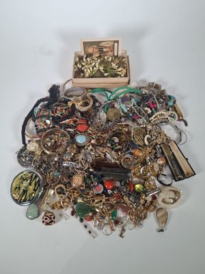 une pile de bijoux assortis sur une surface blanche