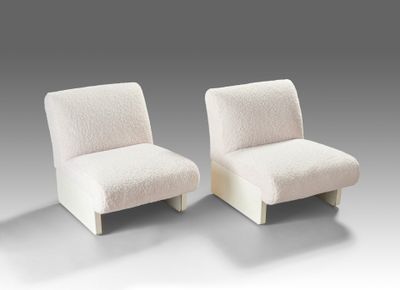 paire de chaises longues avec coussins rembourrés blancs