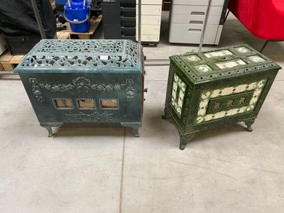 deux boîtes vertes et blanches posées l'une à côté de l'autre sur le sol