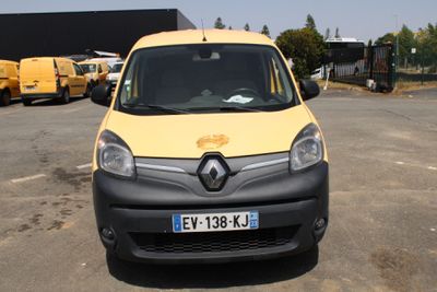 une camionnette jaune garée dans un parking