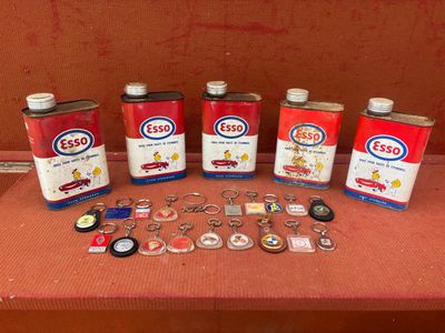 plusieurs bidons d'essence sont posés sur une table avec des porte-clés
