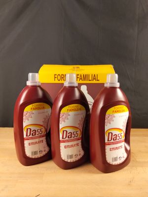trois bouteilles de liquide Daas posées sur une table en bois