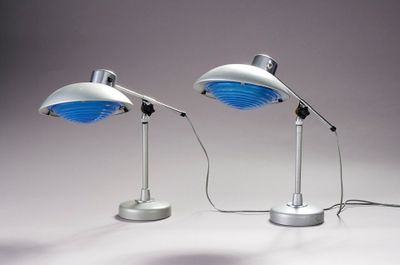 une paire de lampes de bureau blanches et bleues posées sur une surface blanche
