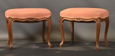 paire de tabourets anciens avec des coussins rembourrés roses
