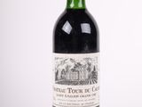 une bouteille de vin posée sur une table