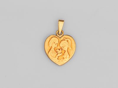 un pendentif en or en forme de cœur représentant un homme et une femme