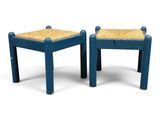 paire de tabourets peints en bleu avec des coussins d'assise tressés