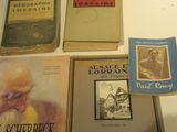 plusieurs livres posés sur une table, sur lesquels figurent des photos de personnes