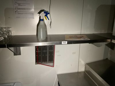 un vaporisateur posé sur une étagère en métal dans une cuisine