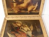 deux tableaux représentant des oiseaux posés sur une table dans une pièce