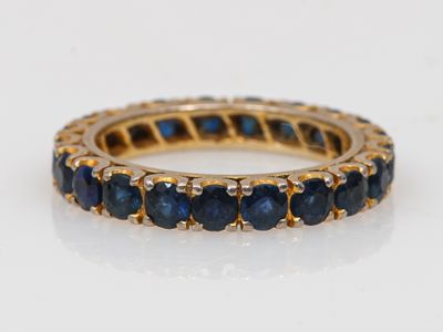 une bague en or jaune sertie de saphirs bleus