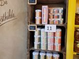 un présentoir d'épices et de condiments dans un magasin