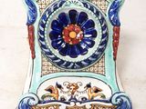 une assiette bleue et blanche décorée d'une fleur