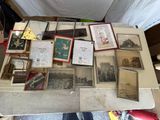 une table avec beaucoup de photos et d'images dessus