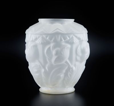 un vase blanc orné d'un motif sur un fond noir