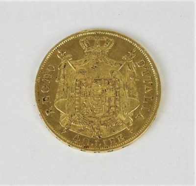gros plan d'une pièce d'or sur une surface blanche