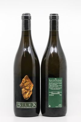 deux bouteilles de vin posées l'une à côté de l'autre sur une surface blanche