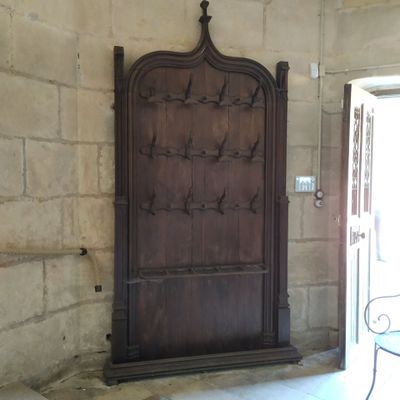 une porte en bois dans un bâtiment en pierre, avec une table et des chaises