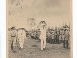 une vieille photo en noir et blanc représentant un groupe d'hommes en uniforme