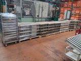 de nombreuses palettes de palettes dans un entrepôt où sont empilées des palettes