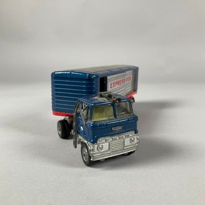 un camion jouet avec une remorque à l'arrière