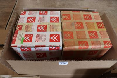 une pile de boîtes empilées les unes sur les autres
