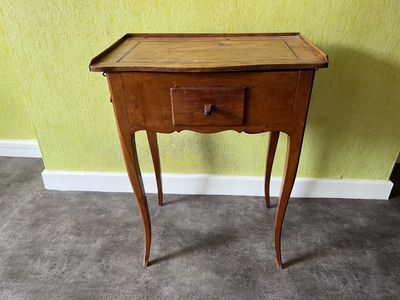 une petite table en bois surmontée d'un tiroir
