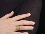 un gros plan sur la main d'une femme portant une bague au doigt