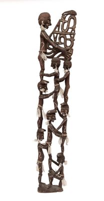 une sculpture représentant un homme et une femme se tenant la main