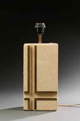 une image représentant une lampe fabriquée en carton