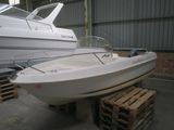 deux bateaux posés sur des palettes dans un entrepôt