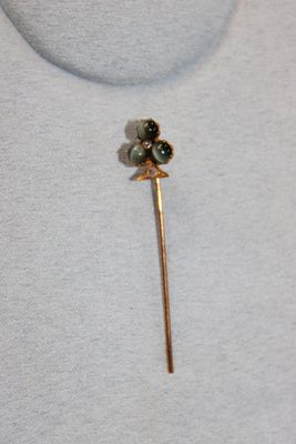 un gros plan sur un bâton doré orné d'une fleur