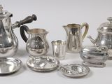 service à thé et à café plaqué argent comprenant une théière, une soucoupe, des tasses et des soucoupes