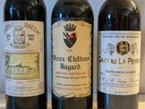 trois bouteilles de vin sont alignées sur une table