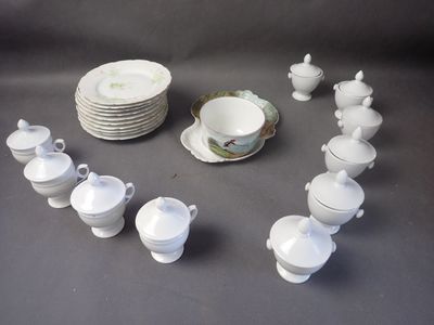 Lot comprenant:10 pots à crème, 1 déjeuner et 10 assiettes à…