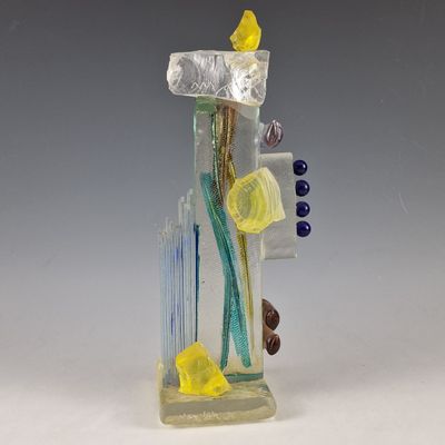 un vase en verre avec une fleur à l'intérieur sur une table