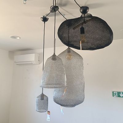 trois lampes suspendues au plafond dans une pièce